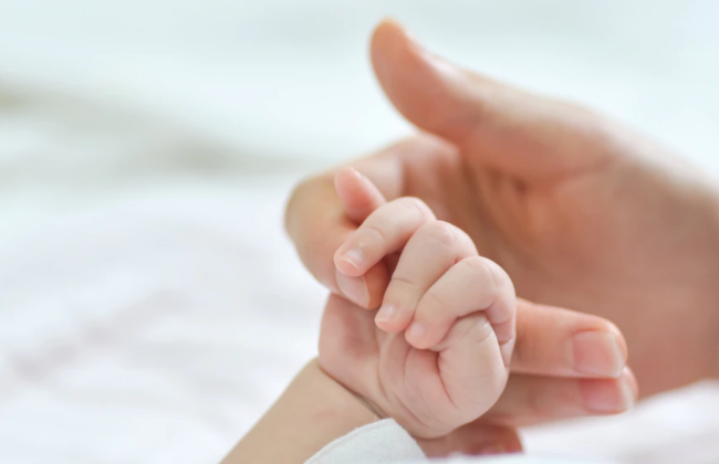 Як отримати допомогу при народженні дитини та «пакунок малюка» у 2023 році