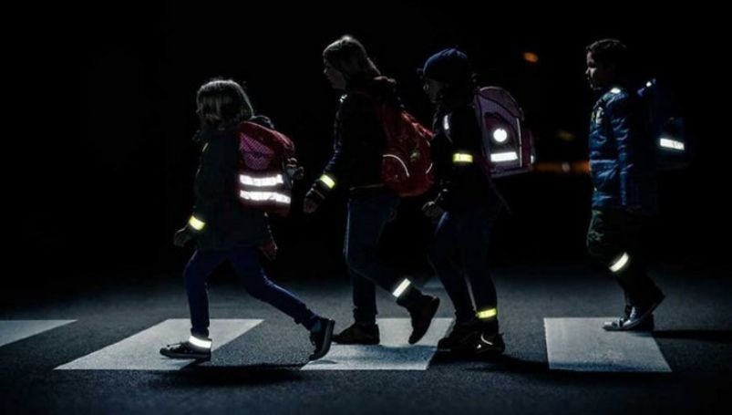 Раді рекомендують законодавчо закріпити обов’язкове носіння пішоходами флікерів в темну пору доби
