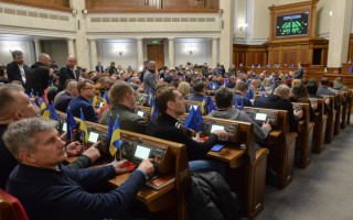 Рада позбавила мандатів Медведчука, Козака, Кузьміна та Деркача
