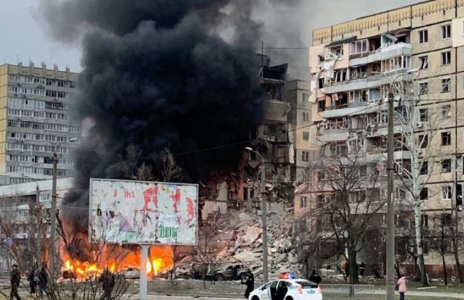 З’явилося відео з місця влучання ворожої ракети у багатоповерхівку в Дніпрі