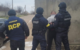Вимагали гроші: на Миколаївщині затримали так званого «смотрящого» та його спільника