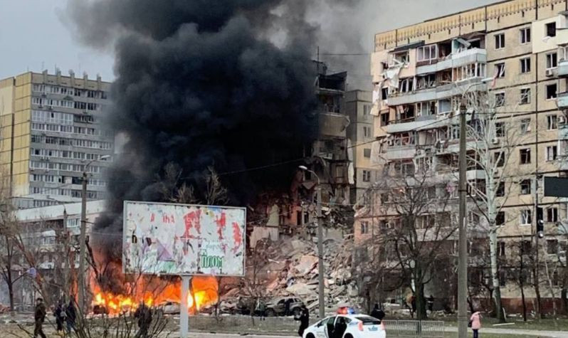 З’явилося відео з місця влучання ворожої ракети у багатоповерхівку в Дніпрі