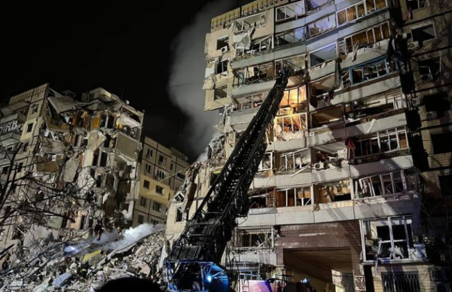 Люди сигнализируют фонарями из разрушенного дома в Днепре, чтобы их сняли краном: фото