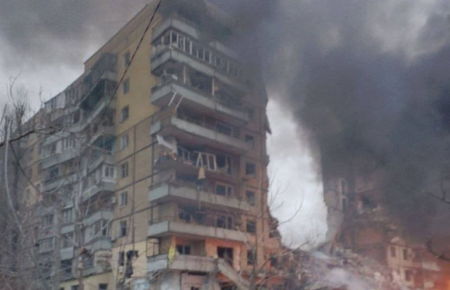 Окупанти влучили по багатоквартирному будинку в Дніпрі: в Офісі Президента показали фото