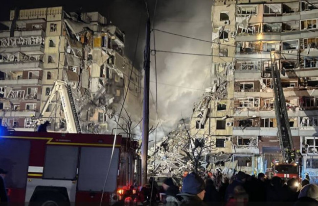 Зеленский отреагировал на попадание российской ракеты в дом в Днепре