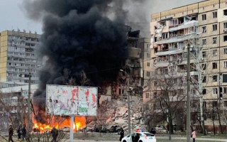 З’явилося відео з місця влучання ворожої ракети у багатоповерхівку в Дніпрі