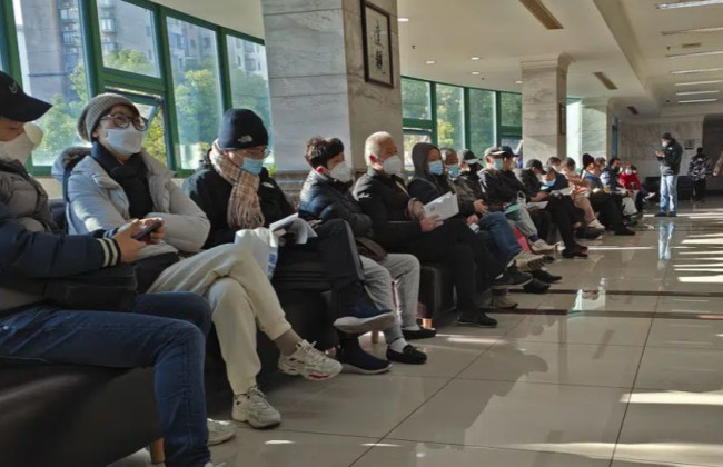 Больницы и крематории переполнены: в Китае новая вспышка COVID-19