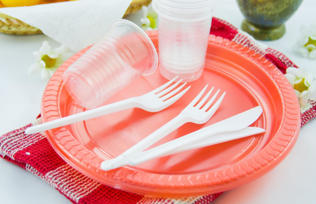 В Великобритании запрещают одноразовый пластик: что вошло в стоп-лист