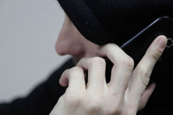 Представився співробітником банку та зняв з рахунку 30 тисяч гривень: на Сумщині жінка стала жертвою афериста