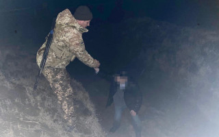 Заплатив за трансфер 3000$: прикордонники врятували чоловіка, який хотів дістатися Молдови, а опинився в триметровому рові
