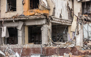 У Дніпрі з-під завалів будинку, в який влучила російська ракета, дістали тіло дитини
