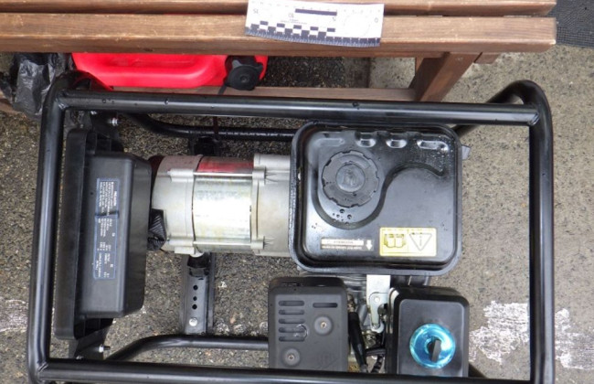 У Києві двоє чоловіків вкрали генератор біля перукарні, але далеко не втекли