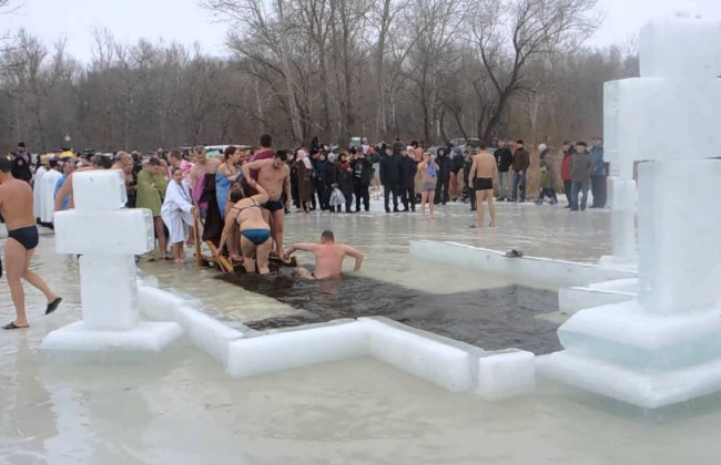 Крещение-2023: кому нельзя нырять в прорубь