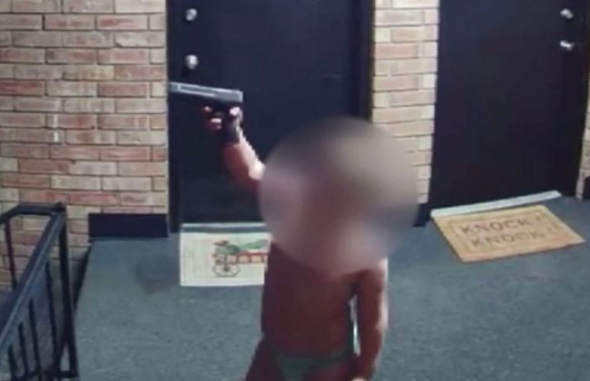 В США 4-летний мальчик «играл» с настоящим пистолетом: его отец задержан