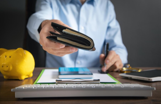 Кабмин опубликовал постановление о должностных окладах госслужащих в 2023 году: кто получил прибавку к зарплате