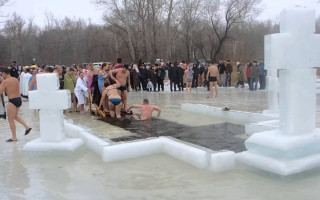 Крещение-2023: кому нельзя нырять в прорубь