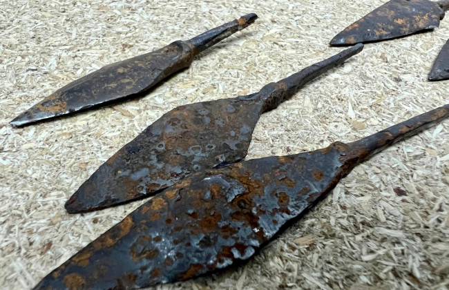 Киевские таможенники обнаружили в почтовой бандероле археологические артефакты Руси IX-XIV веков