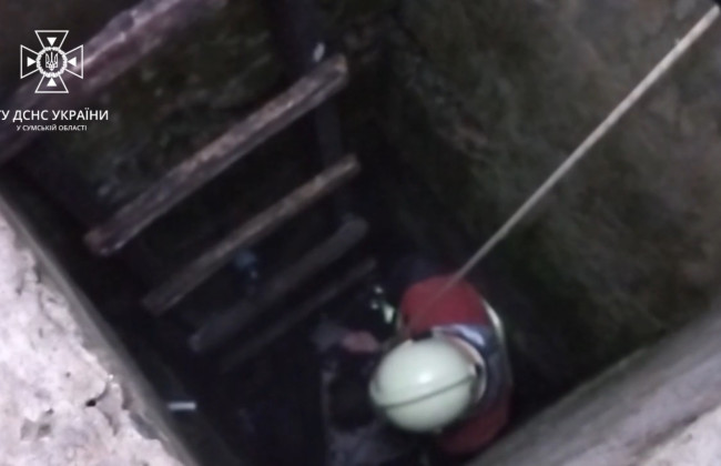 На Сумщині працівники ДСНС врятували чоловіка, який впав у колодязь