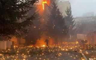 Падіння гелікоптера в Броварах: у мережі показали фото, як жінка крізь вогонь біжить за своєю дитиною