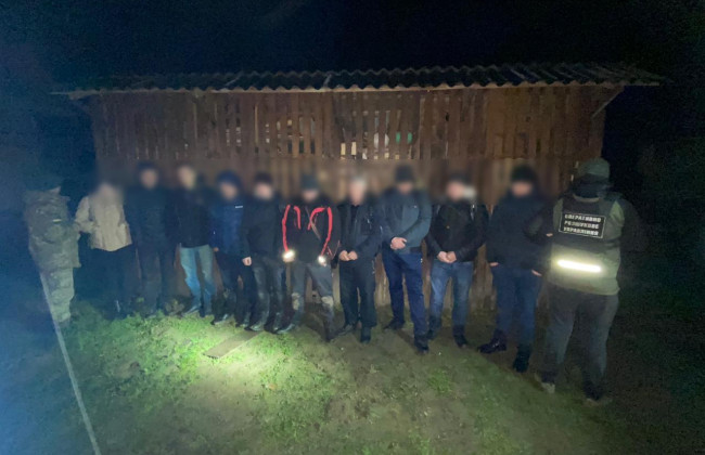 На государственной границе задержали 9 мужчин в сопровождении женщины