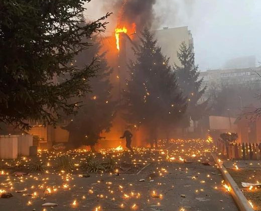 Падіння гелікоптера в Броварах: у мережі показали фото, як жінка крізь вогонь біжить за своєю дитиною