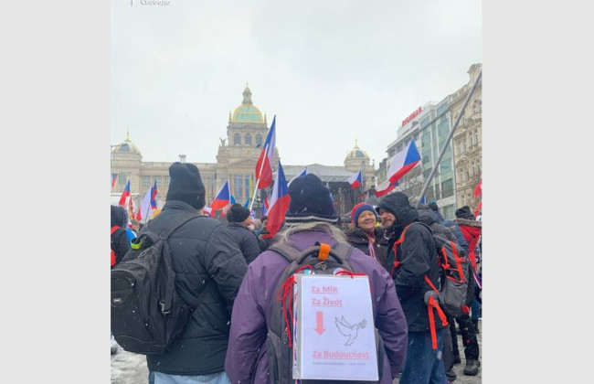 За мир в Украине: в Праге люди вышли на две акции протеста, фото и видео