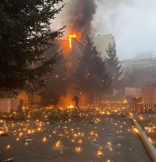 Падение вертолета в Броварах: в сети показали фото, как женщина сквозь огонь бежит за своим ребенком