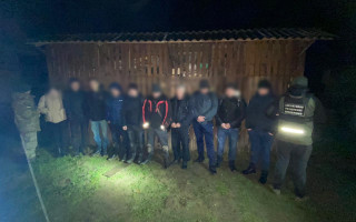 На державному кордоні затримали 9 чоловіків у супроводі жінки