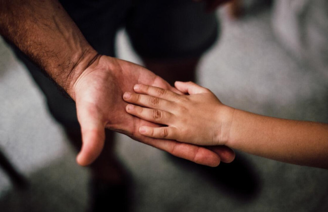 Чи повинен біологічний батько сплачувати аліменти, якщо дитину всиновив інший чоловік: постанова КЦС ВС