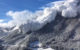 В Китае снежная лавина накрыла выход из тоннеля: почти три десятка погибших