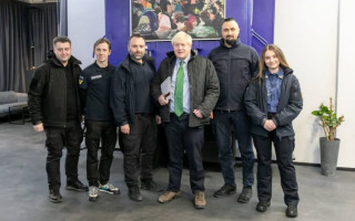 Борису Джонсону влаштували екскурсію на залізничному вокзалі та підшукали нову шапку, фото