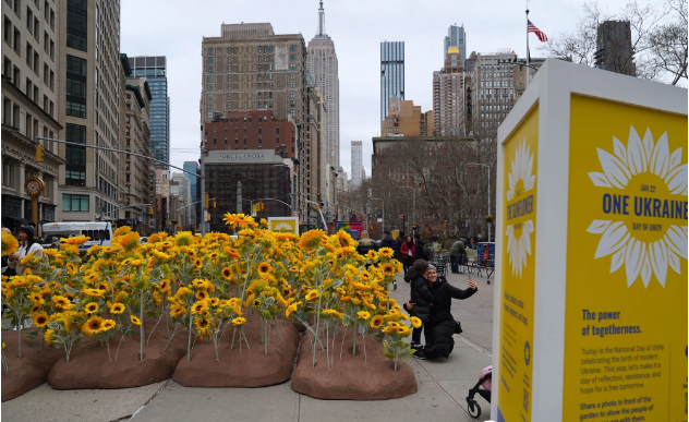 В центре Нью-Йорка установили подсолнечную инсталляцию в честь Украины, фото