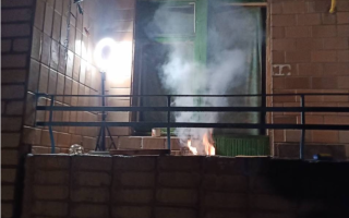 Багаття і лампа для селфі: у Кременчуці чоловік жарив шашлик на балконі багатоповерхівки, фото