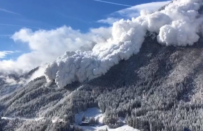 У Китаї снігова лавина накрила вихід із тунелю: майже три десятки загиблих
