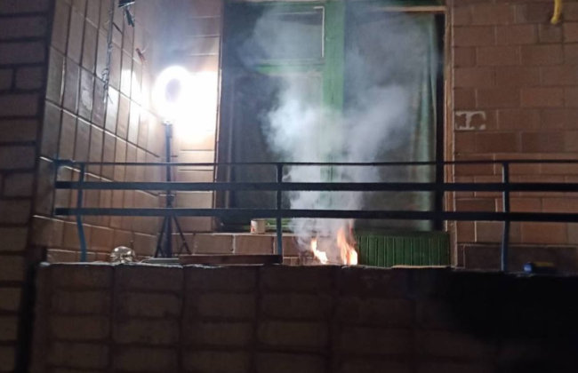 Багаття і лампа для селфі: у Кременчуці чоловік жарив шашлик на балконі багатоповерхівки, фото