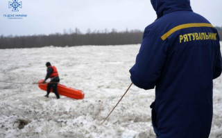 На Київщині вибухом розблокували крижаний затор на Десні, відео