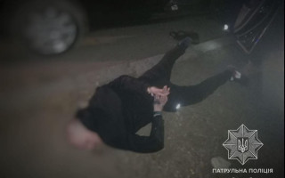 У Миколаєві затримали чоловіків, підозрюваних у викраденні авто та нападі на його власника
