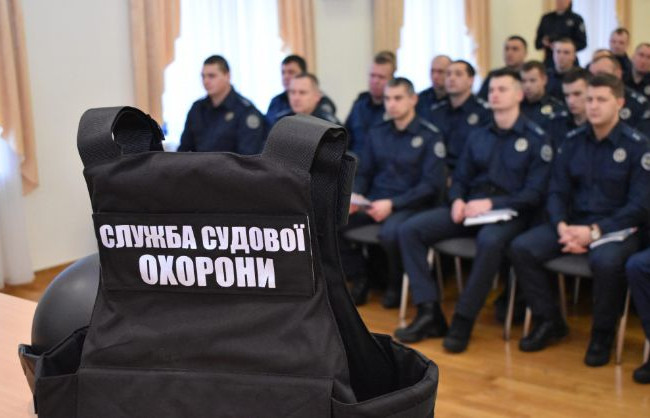 У військових прокурорів та співробітників Служби судової охорони забрали додаткову винагороду на період війни