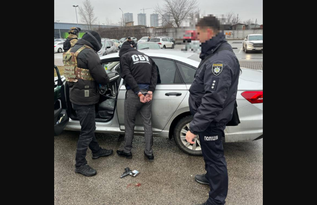 $10 000 за український паспорт: у Києві затримали організатора схеми та спільника