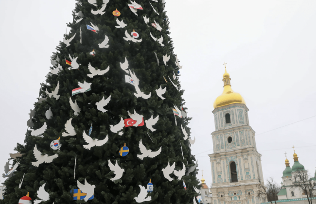 Голубів із «ялинки незламності» в Києві розпродали, щоб допомогти ЗСУ