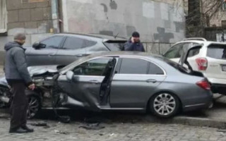 У центрі Києва вантажівка влаштувала автотрощу, фото