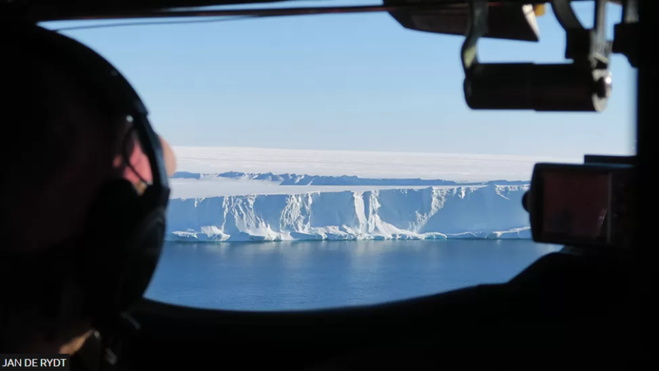 Крижина розміром з Лондон: в Антарктиці відколовся гігантський айсберг, фото