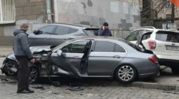 У центрі Києва вантажівка влаштувала автотрощу, фото