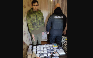 У Києві чоловік організував притон та схиляв дітей вживати наркотики: у нього вилучили «товар» на 1 мільйон гривень