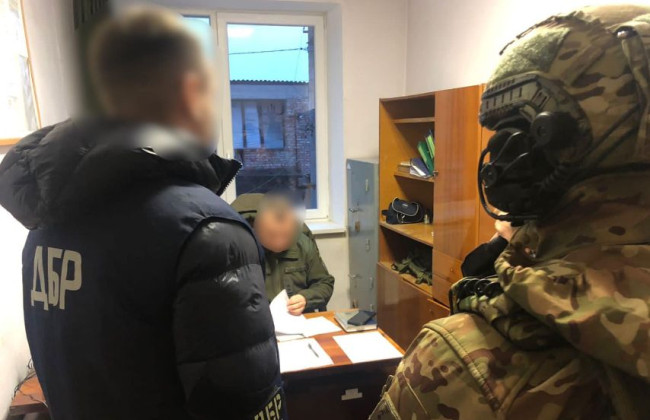 $3000 взятки за документы о непригодности к службе: разоблачены военный комиссар и и. о. председателя ВЛК