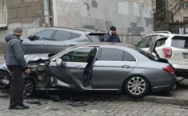 У центрі Києва вантажівка влаштувала автотрощу, фото