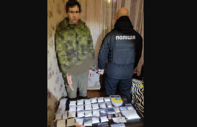 В Киеве мужчина организовал притон и склонял детей употреблять наркотики: у него изъяли «товар» на 1 миллион гривен