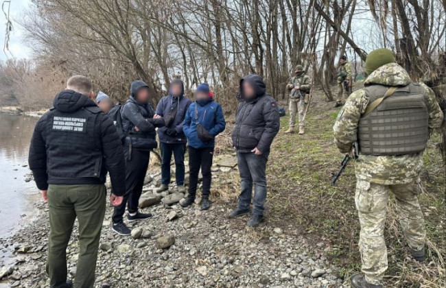 Пятеро у човні, не рахуючи переправника: попереджено чергову спробу незаконного перетину кордону