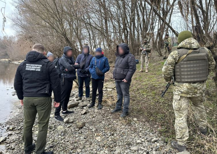 Пятеро в лодке, не считая переправщика: предотвращена очередная попытка незаконного пересечения границы