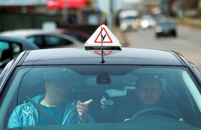 Экзаменаторы сервисных центров, принимающие экзамены на право управления автомобилем, также будут учиться и сдавать экзамены